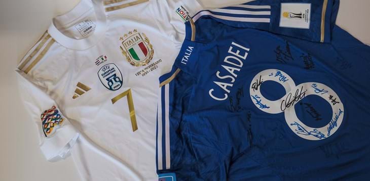 Casadei e Frattesi: le maglie dei due giocatori azzurri arricchiscono la collezione del Museo del Calcio
