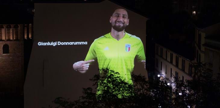 adidas veste Milano di Azzurro: dai poster celebrativi all'orchestra in centro, poi le proiezioni dei calciatori sullo skyline