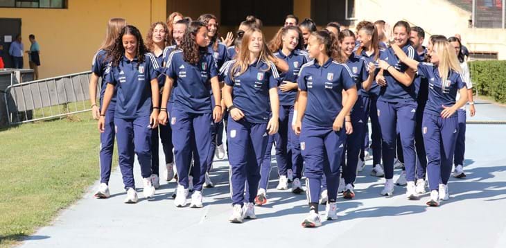 Che accoglienza al 'San Vito-Marulla' per le Azzurrine: il saluto alla squadra prima di Cosenza-Lecco