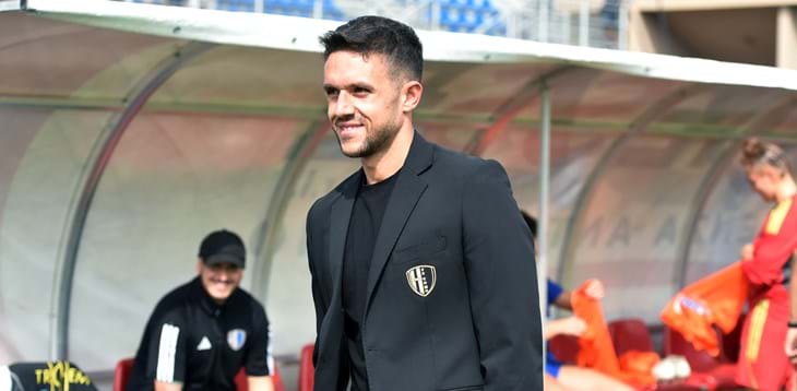 Il Como vola con Bruzzano, l’allenatore più giovane d’Italia. “Spero di essere un esempio, per i club e per i 30enni come me”