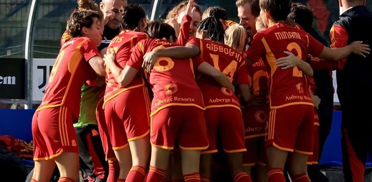 La Roma batte 3-1 la Juventus e si prende la vetta in solitaria, Inter sconfitta in casa del Como