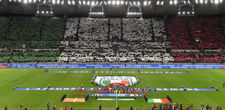 In 56.000 allo Stadio Olimpico per sostenere l’Italia, una coreografia spettacolare saluta l’ingresso in campo degli Azzurri
