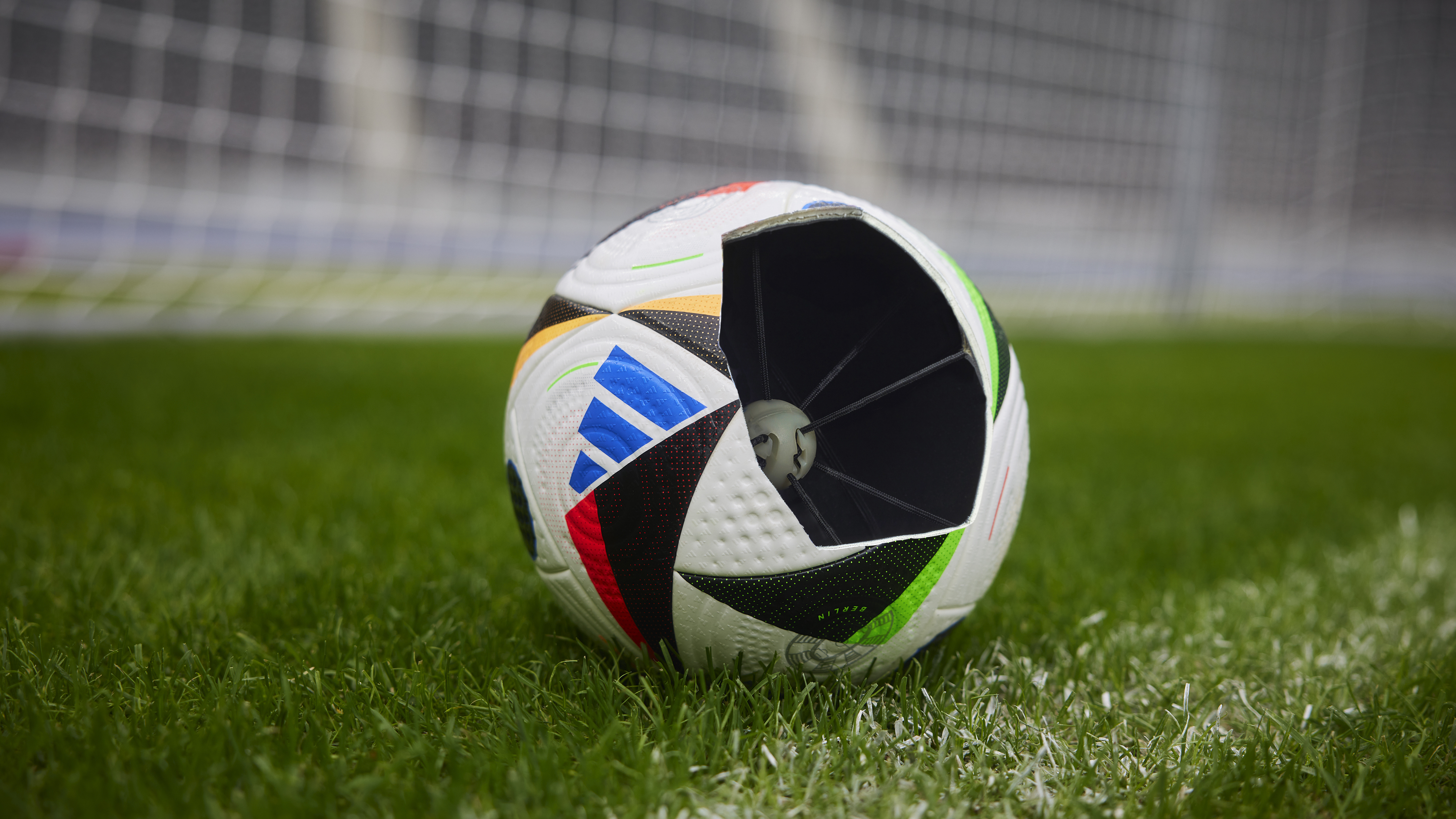 Fussballiebe: il pallone ufficiale di Euro 2024 firmato adidas celebra  l'amore per il calcio e diventa strumento per le decisioni arbitrali