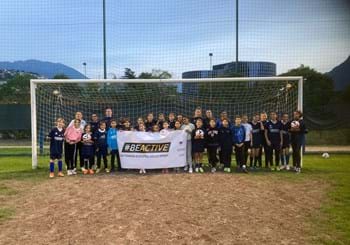 Ragazze in campo con entusiasmo