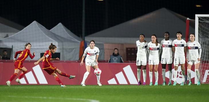 Roma ancora battuta dal PSG: la strada verso i quarti si fa in salita. Di Giugliano l'unica rete giallorossa