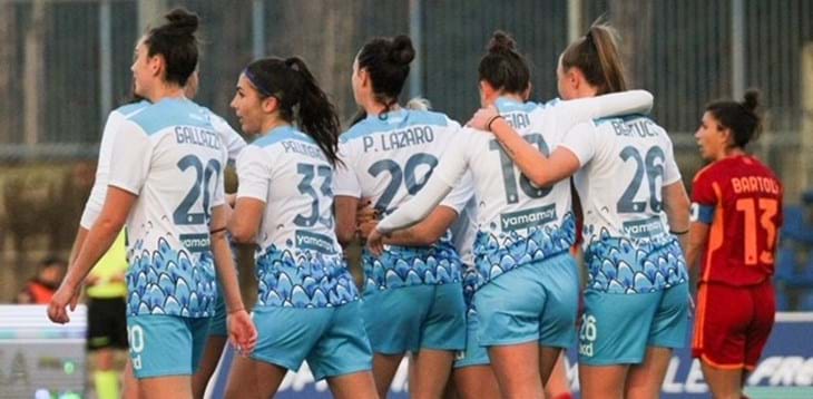 I quarti si aprono con la sorpresa: un super Napoli batte 2-0 la Roma. Oggi Inter-Fiorentina e Sampdoria-Juventus