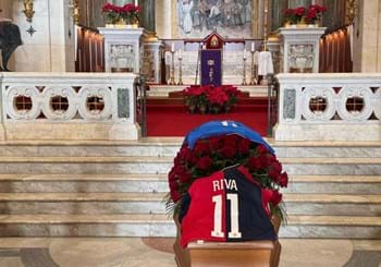 Una folla commossa ai funerali di Gigi Riva, dall’Italia del calcio l’ultimo saluto al suo campione