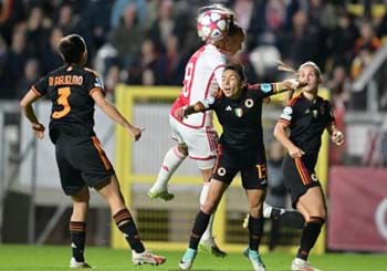 Roma rimontata dall’Ajax ad Amsterdam, giallorosse eliminate dalla competizione. Spugna: “Usciamo a testa alta”