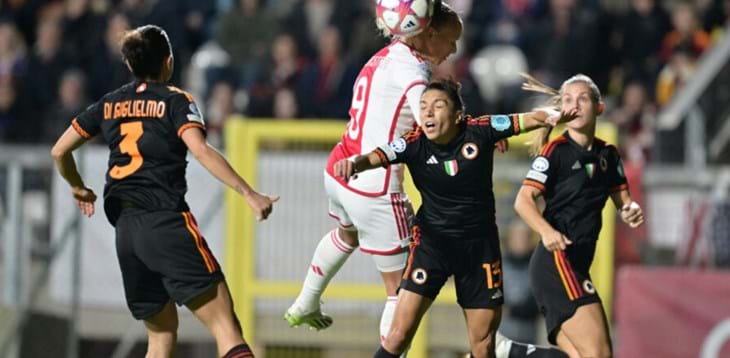 Roma rimontata dall’Ajax ad Amsterdam, giallorosse eliminate dalla competizione. Spugna: “Usciamo a testa alta”