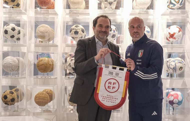Soncin dona al Museo del Calcio il gagliardetto dello storico successo delle Azzurre in Spagna