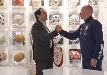 Il gagliardetto di Spagna-Italia 2-3 donato al Museo del Calcio