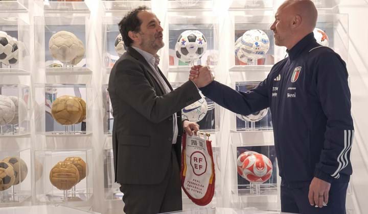 Il gagliardetto di Spagna-Italia 2-3 donato al Museo del Calcio