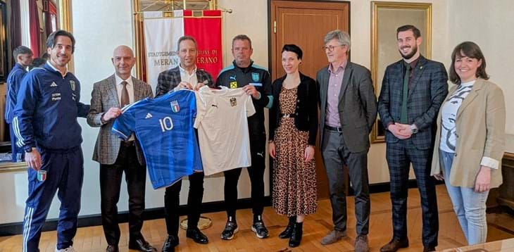 Merano si colora d'azzurro per il doppio test con l’Austria. Oggi le delegazioni sono state ricevute in municipio, giovedì i primi 90’