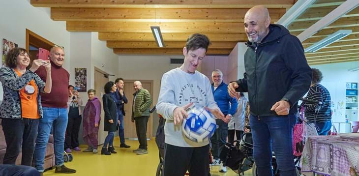Spalletti visits the Abilè centre in Schio: “Happiness is what you can give to others”