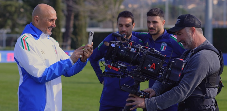 On air lo spot con Luciano Spalletti e iPhone 15 Pro dedicato a ‘TIM rivaluta lo Smartphone’