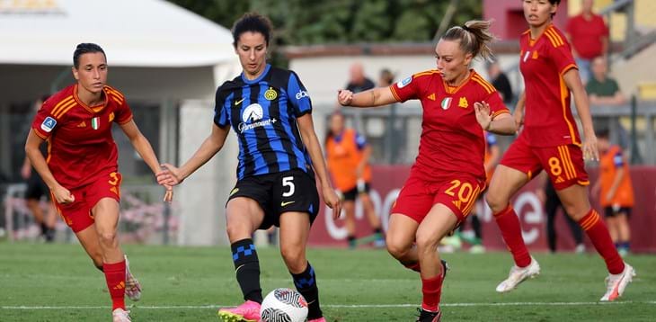 La terzultima giornata si apre domenica alle 12.30 con Roma-Inter e Sampdoria-Napoli. Lunedì il posticipo tra Fiorentina e Juventus
