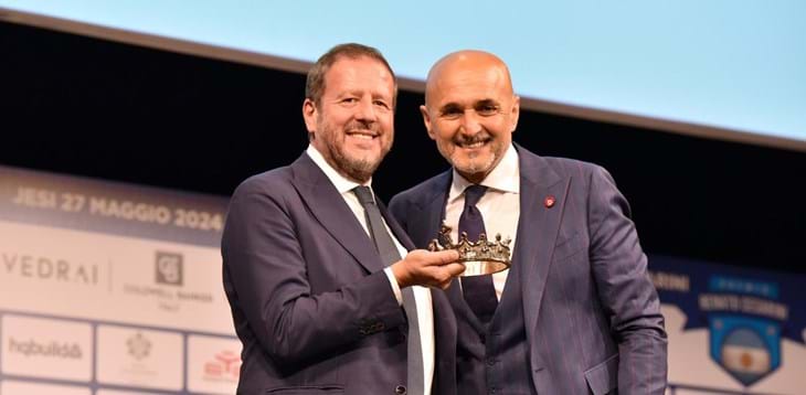 Al Ct Luciano Spalletti il premio 'Renato Cesarini': da Jesi l'in bocca al lupo agli Azzurri.
