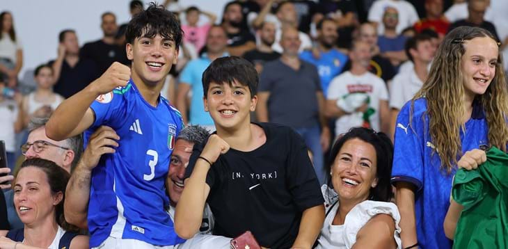 La lunga notte di festa dell'Under 17 campione d'Europa: l'inno cantato a squarciagola, la gioia dei genitori in tribuna, la torta di compleanno per Cama