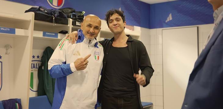 L'in bocca al lupo di Tananai alla squadra di Spalletti. Poi il concerto del cantante milanese sul palco di Casa Azzurri