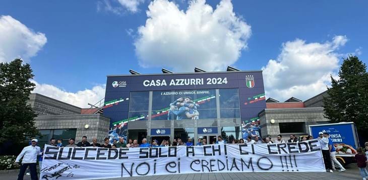L'entusiasmo dei tifosi a Casa Azzurri. Gravina: