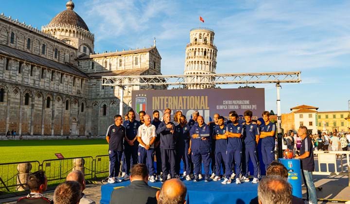 International Beach Soccer Tirrenia 2024, la presentazione sotto la Torre di Pisa