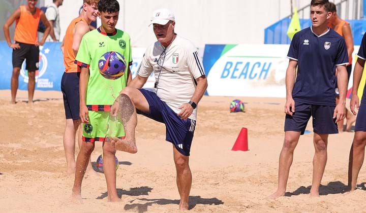 Finali giovanili beach soccer, il Ct Del Duca in campo con i ragazzi
