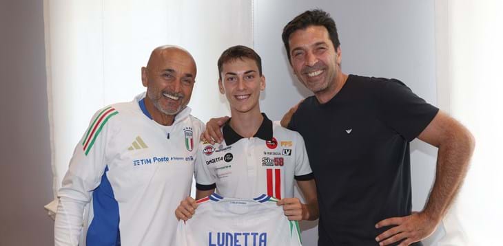 A special visit for the Azzurri: Moto3 rider Luca Lunetta at Coverciano