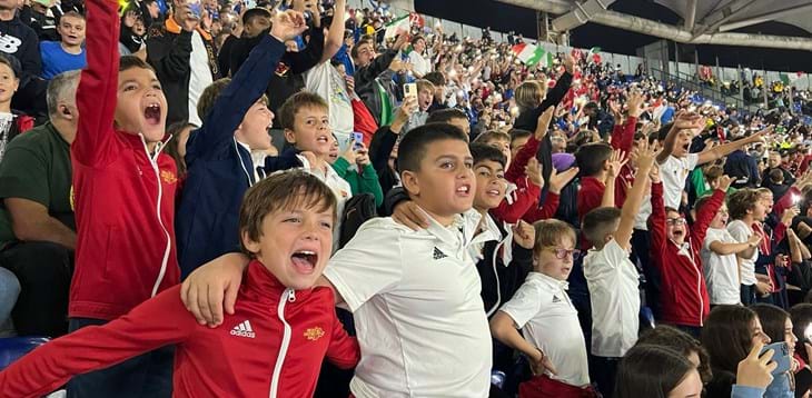 La carica dei 3.000: i bambini delle scuole calcio di Roma e del Lazio in tribuna all’Olimpico per sostenere gli Azzurri
