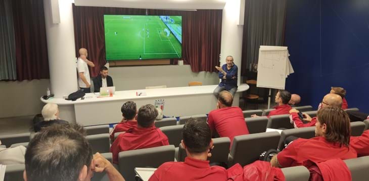 Sarri a Coverciano: alla lezione del corso UEFA Pro, presenti anche i ‘suoi’ ex calciatori Hamsik, Fabregas e Moro