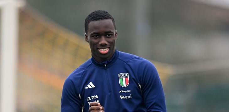 Kayode tra emozioni viola e azzurre.