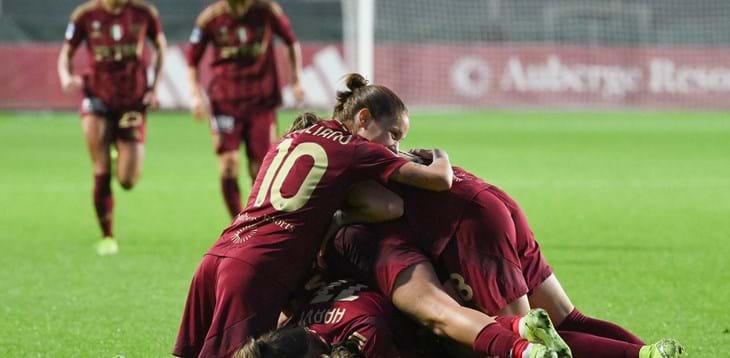 La Roma vince il derby e accorcia in classifica, 2-2 della Juventus, colpo del Como in casa del Milan
