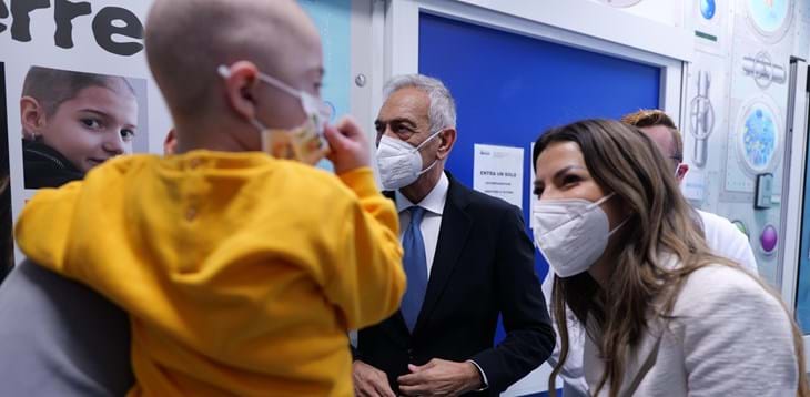 Gravina in visita all’Ospedale SS. Annunziata di Taranto e al campo del Rione Tamburi: “Il calcio ha una profonda responsabilità sociale