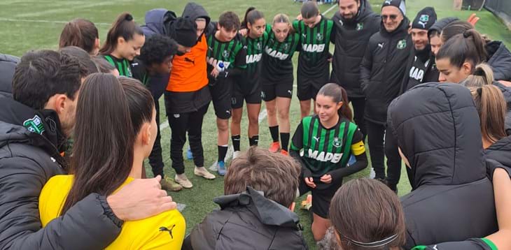 Il Sassuolo ne fa cinque al Napoli nel recupero e chiude il girone di andata al secondo posto. Colpo Arezzo in casa del Parma