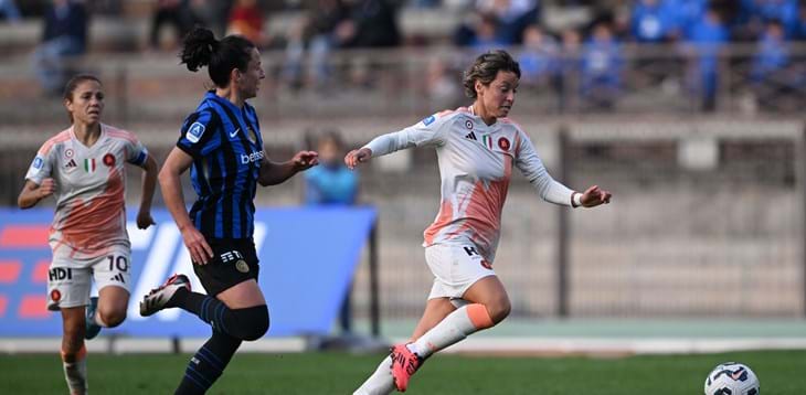 Si riparte con il testa-coda Juventus-Sampdoria. Domenica alle 20.45 il big match Roma-Inter, in palio il secondo posto