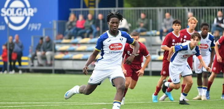 Fortune Egharevba, il centravanti dell'Hellas con il calcio nel DNA: