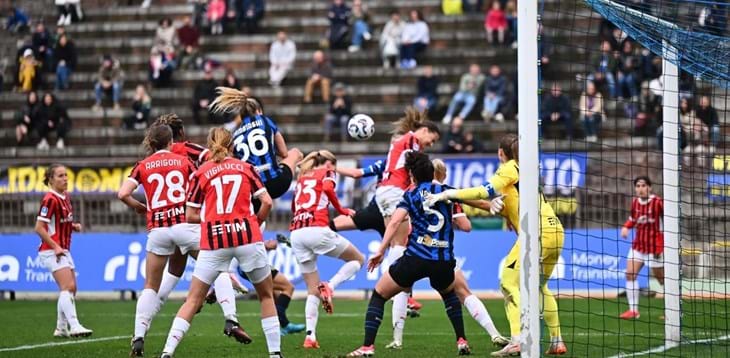 L’Inter pareggia 3-3 con il Milan e rosicchia un solo punto alla Juventus, 2-0 del Como