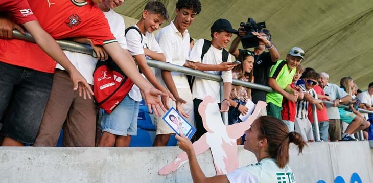 La comunità di Weggis carica le Azzurre: tifosi in festa nel primo allenamento a porte aperte. Girelli: “Che energia”