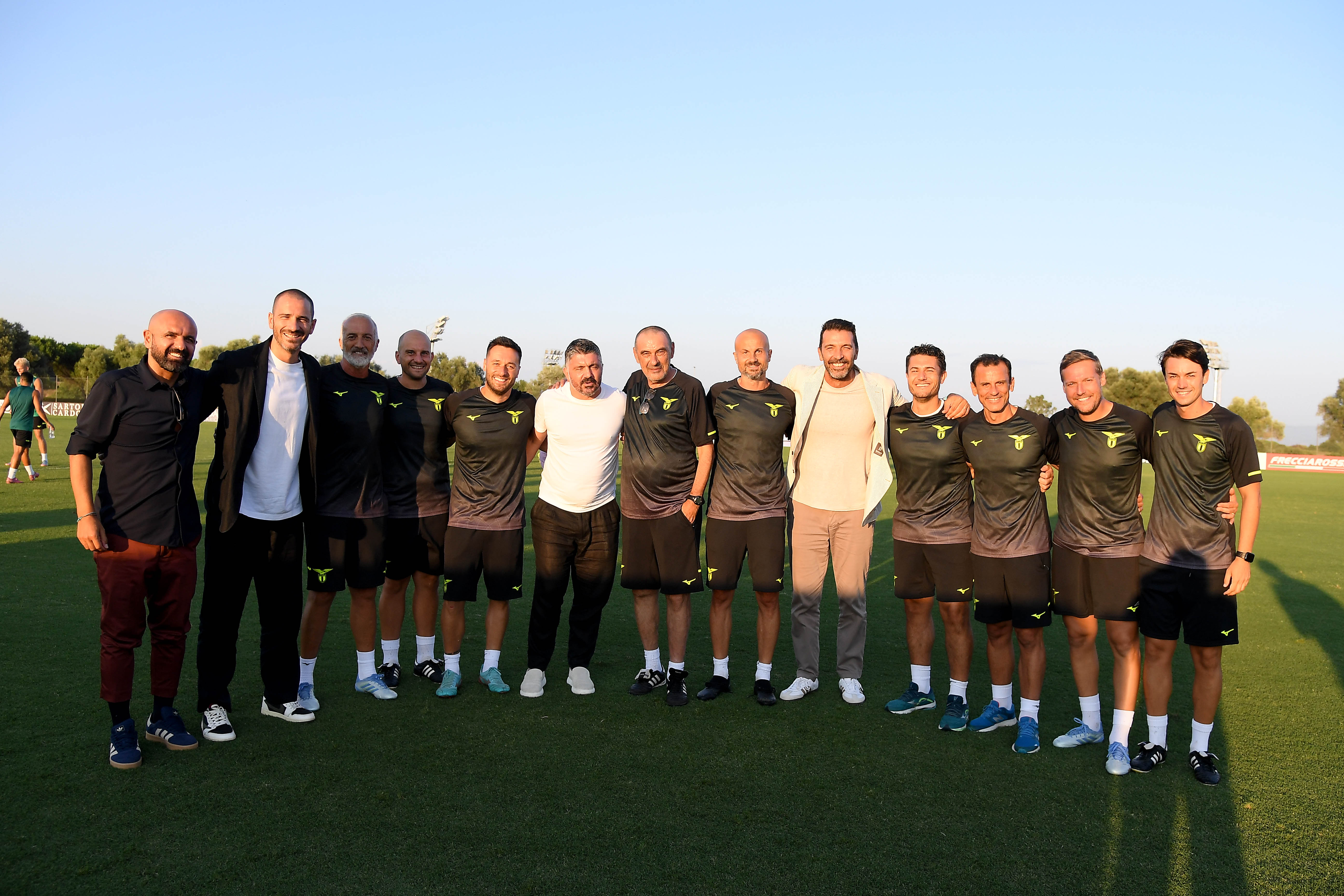 Il Ct Gennaro Gattuso, i suoi collaboratori Leonardo Bonucci e Luigi Riccio, e il capo delegazione della Nazionale, Gianluigi Buffon, insieme allo staff tecnico della Lazio a Formello
