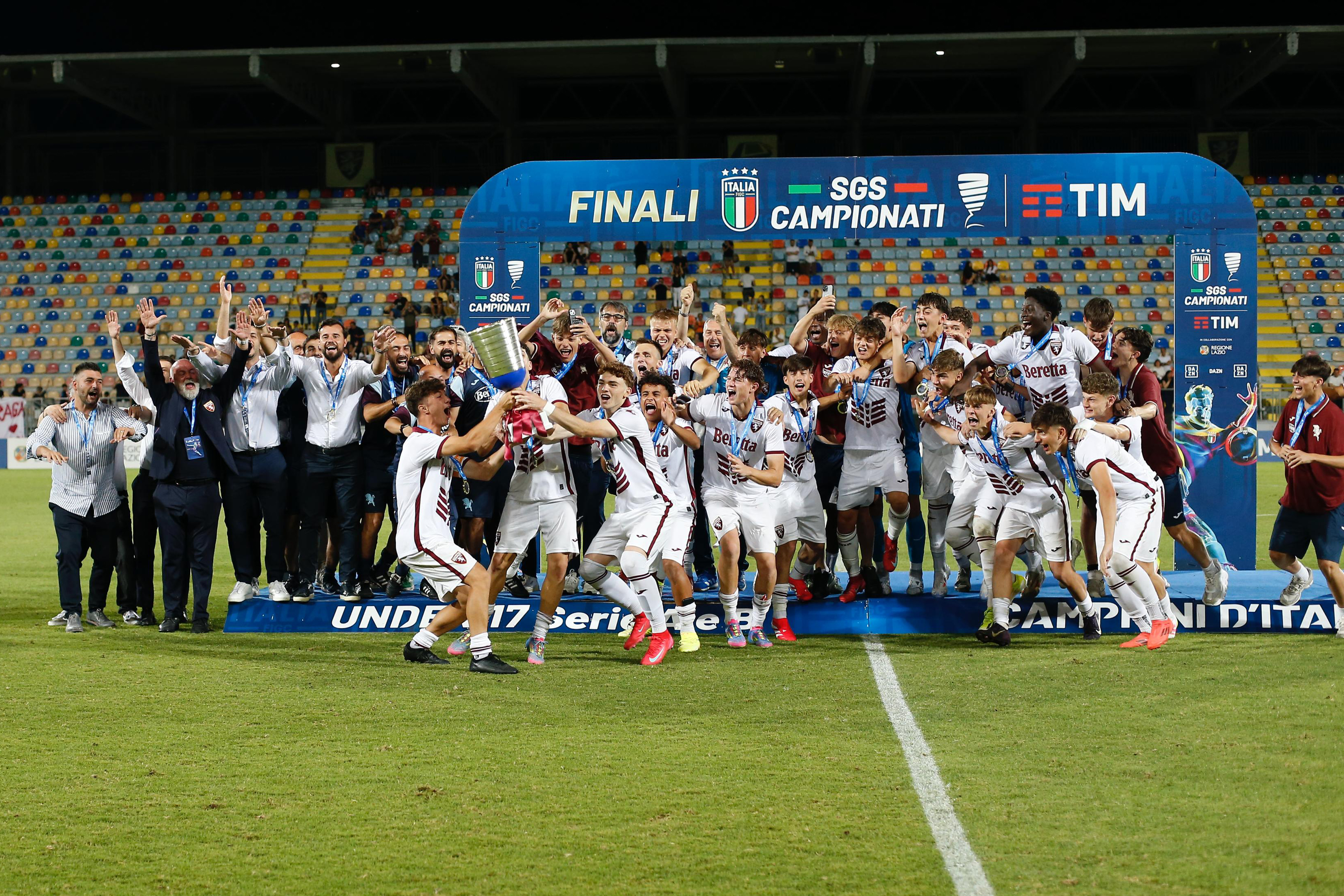 Il Torino alza al cielo di Frosinone il trofeo del Campionato Nazionale Under 17 Serie A e B 2024/2025