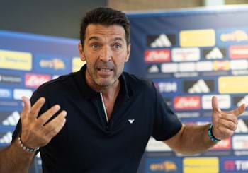 Buffon fa visita agli Azzurrini a Tirrenia