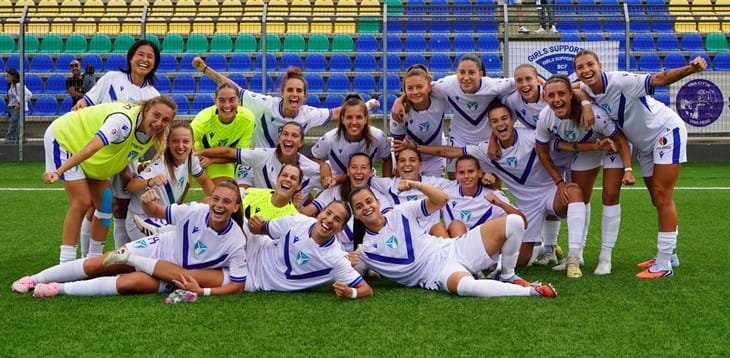 Il Brescia batte 3-1 l’Hellas nell’anticipo e si prende il primato in classifica. Domenica il resto delle partite su Vivo Azzurro TV