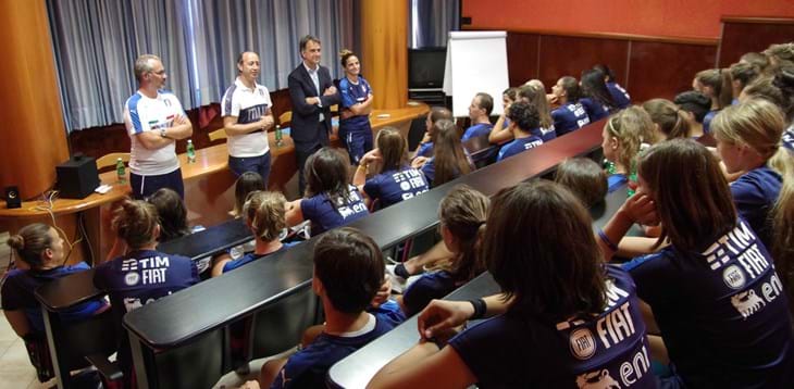 Il saluto del DG Uva alle 36 ragazze del progetto 'Calcio+15':