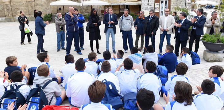 “Razzisti? Una brutta razza” fa tappa a Matera. Fiona May parla ai giovani calciatori
