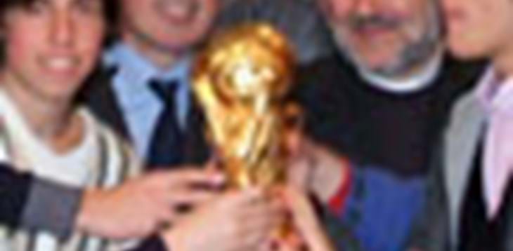 Foto di gruppo per i ragazzi del “Pontano” di Napoli con la Coppa del Mondo
