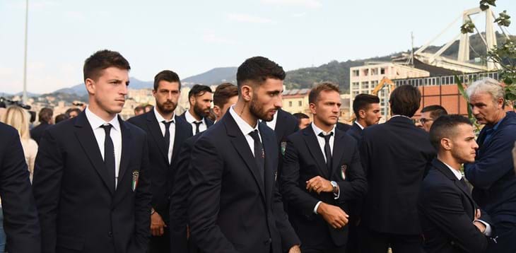 Gli Azzurri in visita al ponte Morandi: una corona di fiori e un minuto di raccoglimento per le vittime della tragedia
