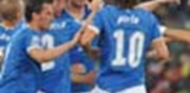 In dieci uomini, l’Italia segna e lotta. Poi nel finale arriva il pareggio