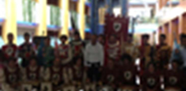 Un gruppo di sbandieratori di Arezzo fa visita agli Azzurri