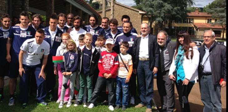 A Coverciano gli Azzurri posano con i bambini di ‘Aiutiamoli a vivere’
