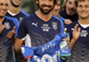 Gli Azzurri festeggiano le cento partite di Pirlo con una maglia speciale