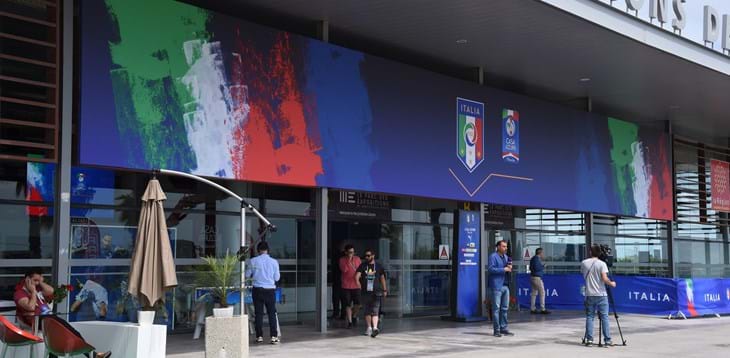 Giovedì sul palco di ‘Casa Azzurri’ l’esibizione del comico Andrea Perroni